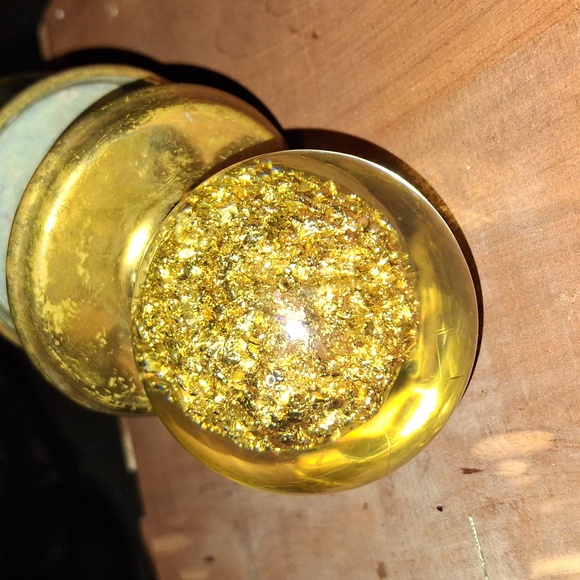 Vintage door knob that's glass Maybe hard resin with like a gold nugget inside - Picture 5 of 7